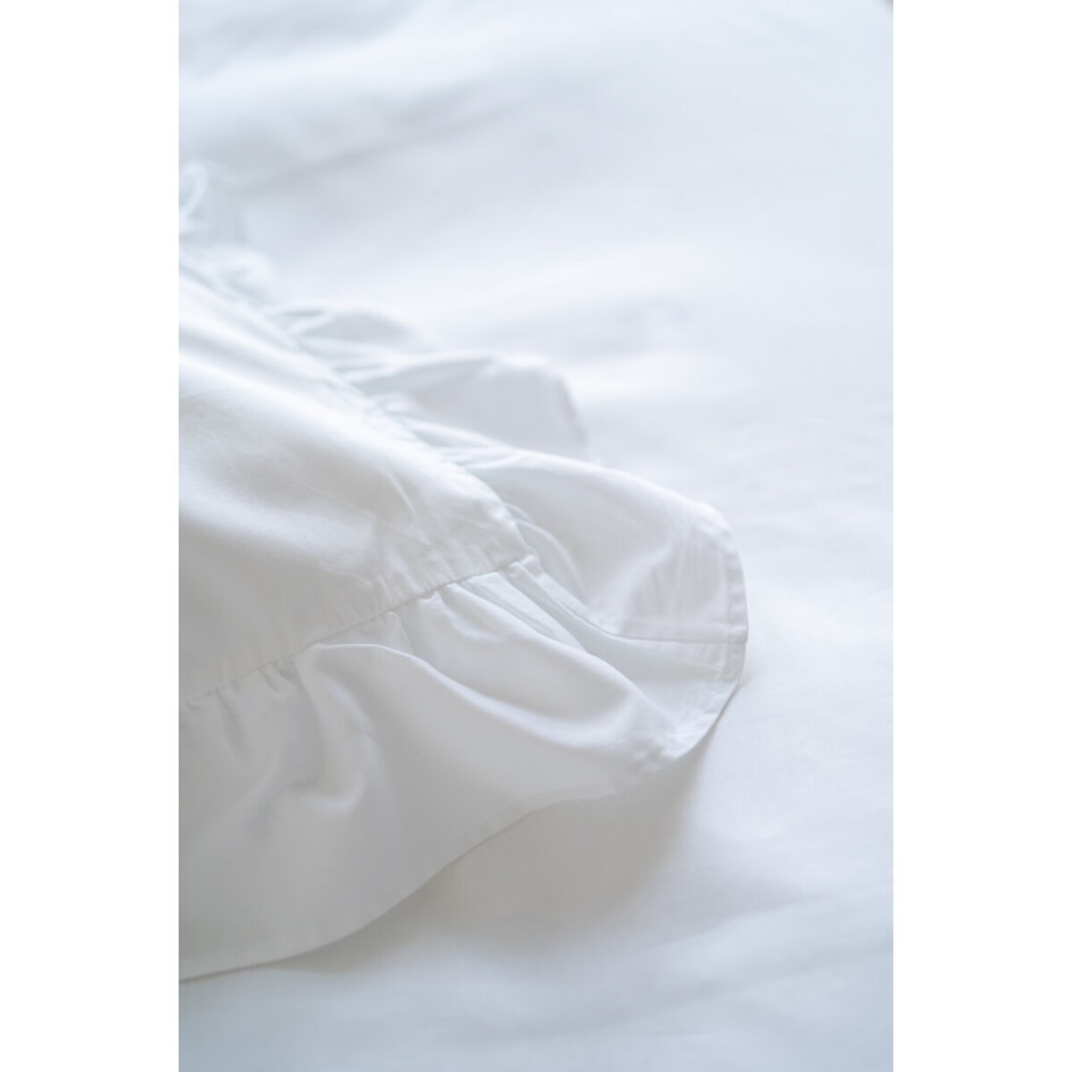Poszewka satynowa z falbanką pure white 50 x 60 cm