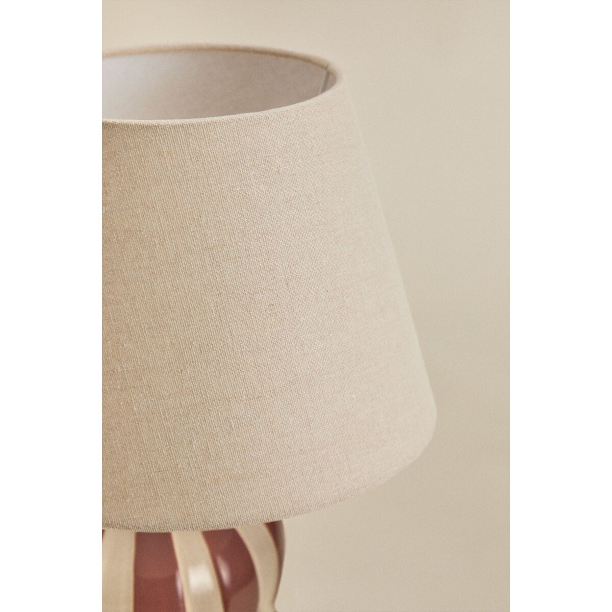 Lampa stołowa Jolira ceramiczno-lniana 40 cm, paski bordowe