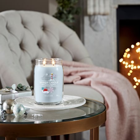 YC SIGNATURE – Świeca duża NORTH POLE HIDEAWAY