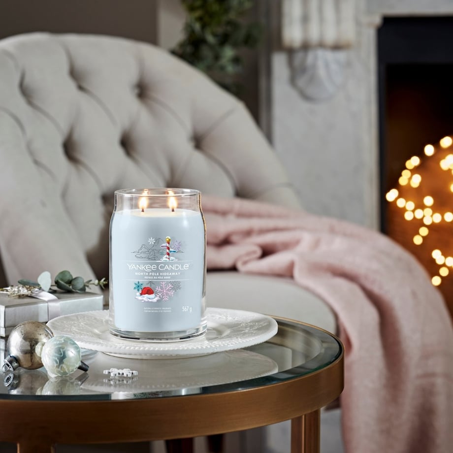 YC SIGNATURE – Świeca duża NORTH POLE HIDEAWAY