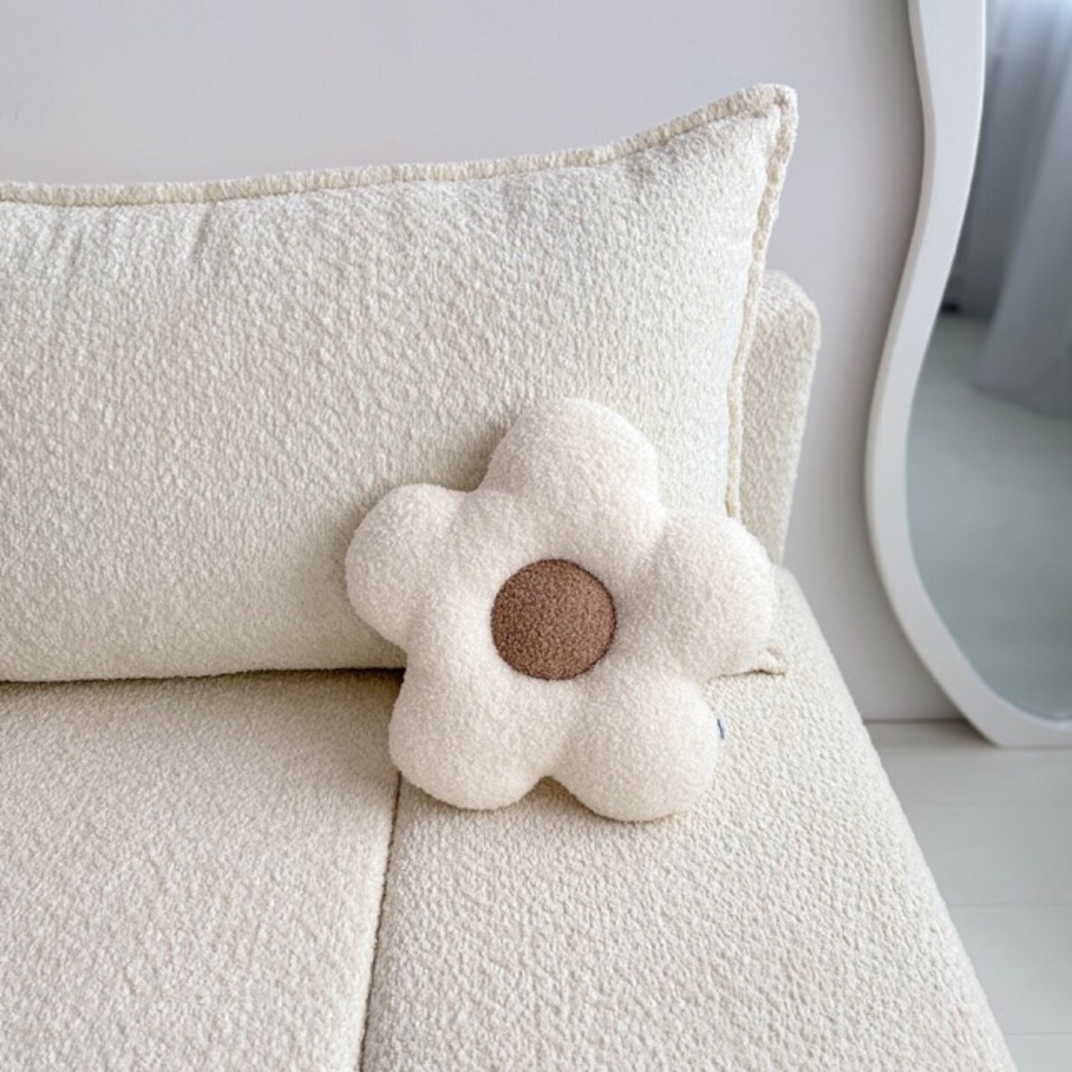 Poduszka boucle mały Kwiatek biały / beż