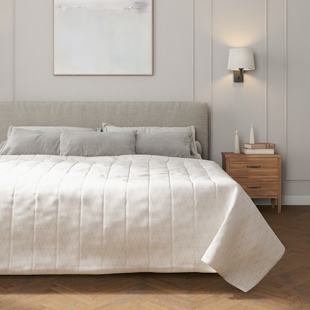 Narzuta pikowana w pasy 130x210 beżowe trójkąty na kremowo-białym tle