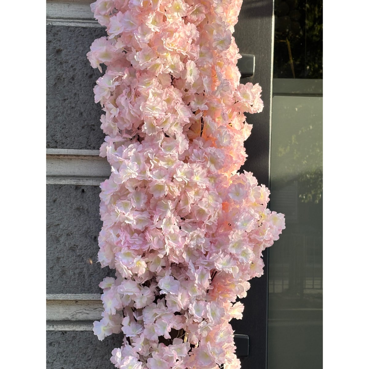 Instalacja/witryna z kwiatów jasny róż