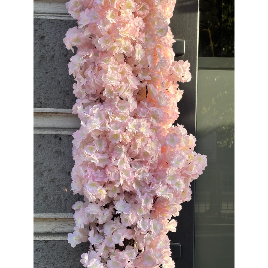 Instalacja/witryna z kwiatów jasny róż