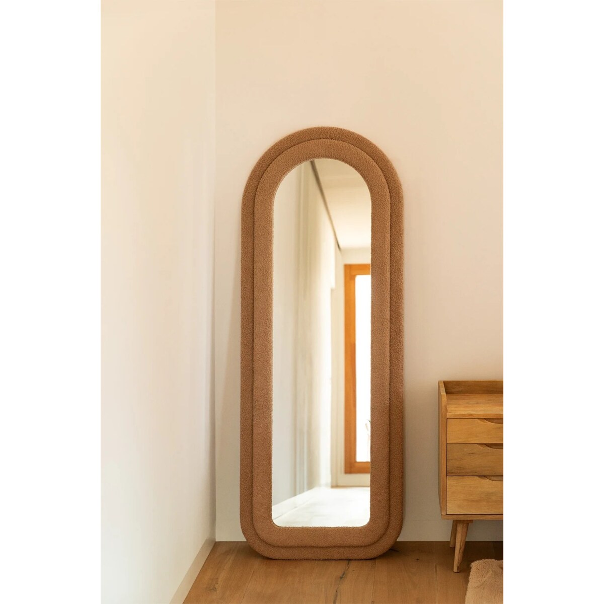 Lustro w półowalnej ramie bouclé beżowe160x60 cm
