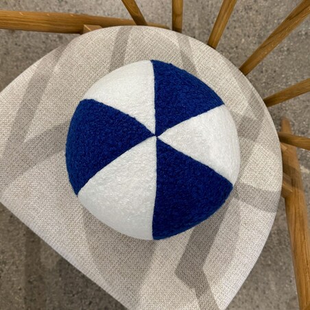 Poduszka SOFT LOOP | biało - chabrowa kula