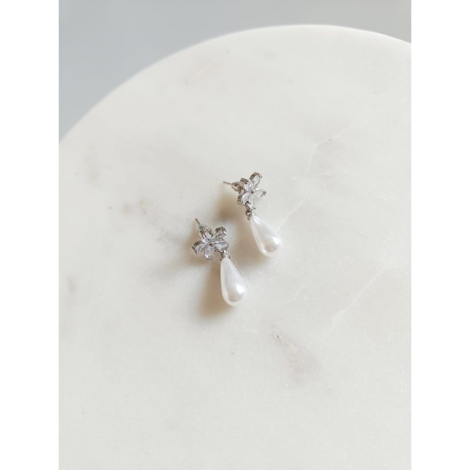 Srebrne kolczyki sztyfty wiszące krótkie KWIATY perły wyjściowe ŚLUBNE