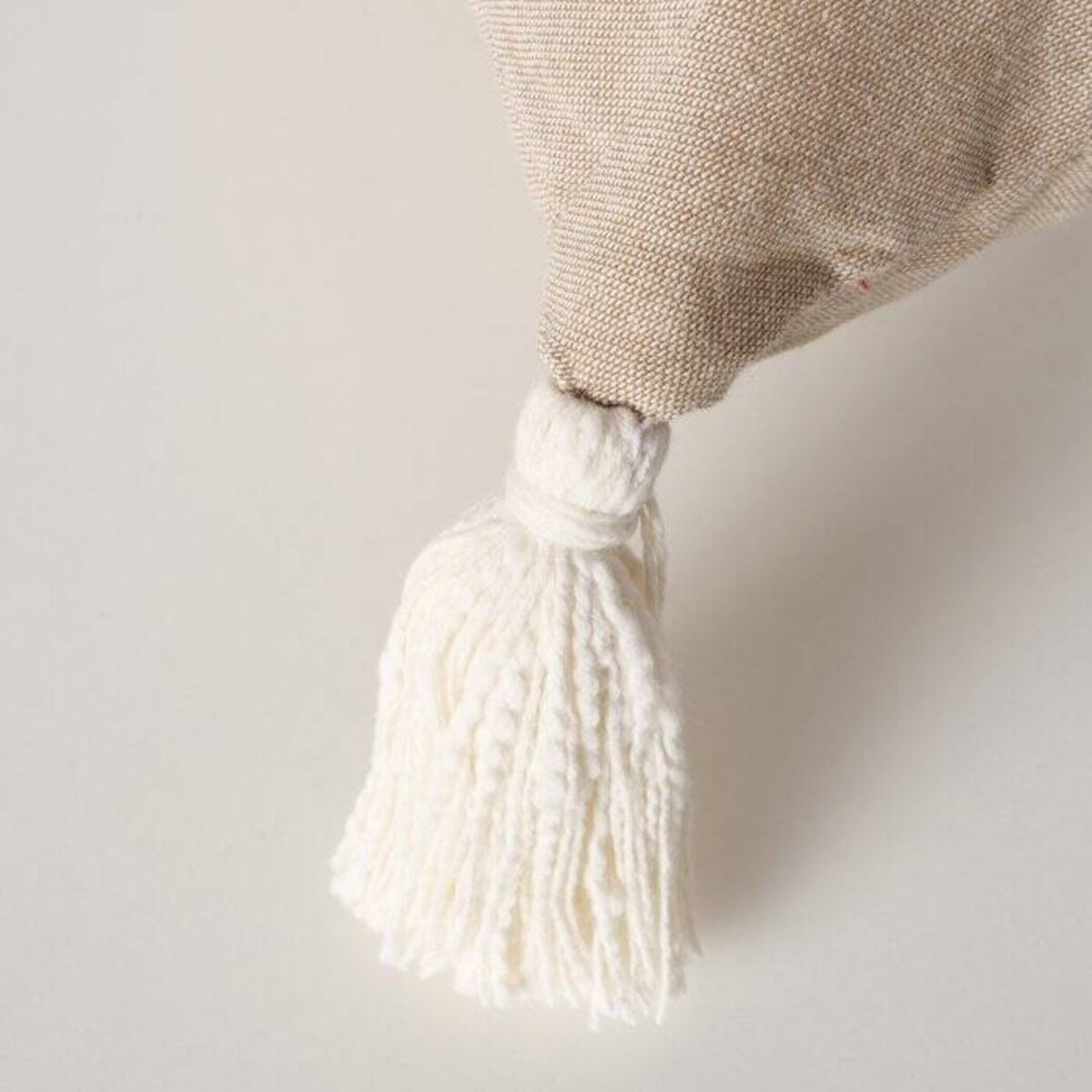 Poduszka dekoracyjna z wyszytymi choinkami i chwostami TAMMO, 40 x 40 cm