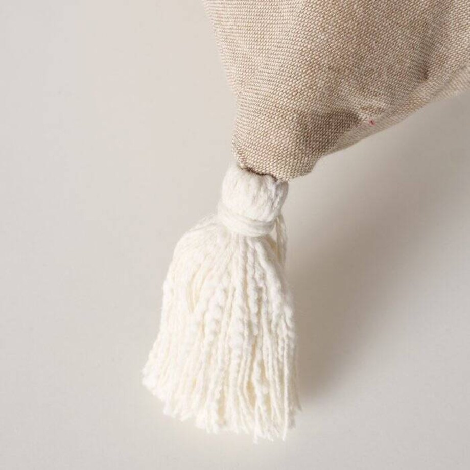 Poduszka dekoracyjna z wyszytymi choinkami i chwostami TAMMO, 40 x 40 cm