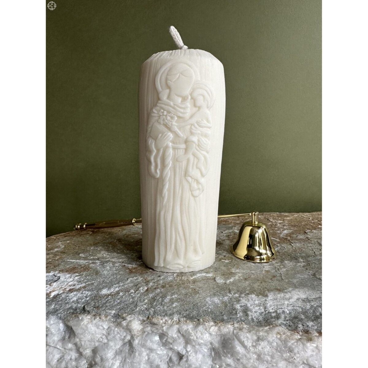 Świeca sojowa w kolorze ecru z motywem świętego Józefa z Dzieciątkiem – świeca religijna