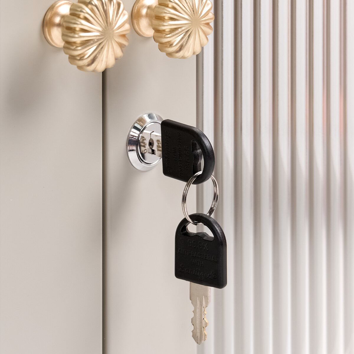 Witryna ze szklaną gablotą HARLYN 90 cm Metal Beżowy