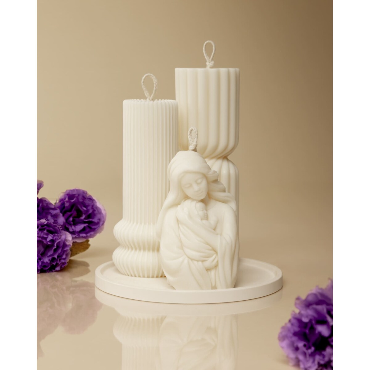 Zestaw świec sojowych Maryja z Dzieciątkiem na dekoracyjnej tacy – subtelny prezent z torbą prezentową GRATIS