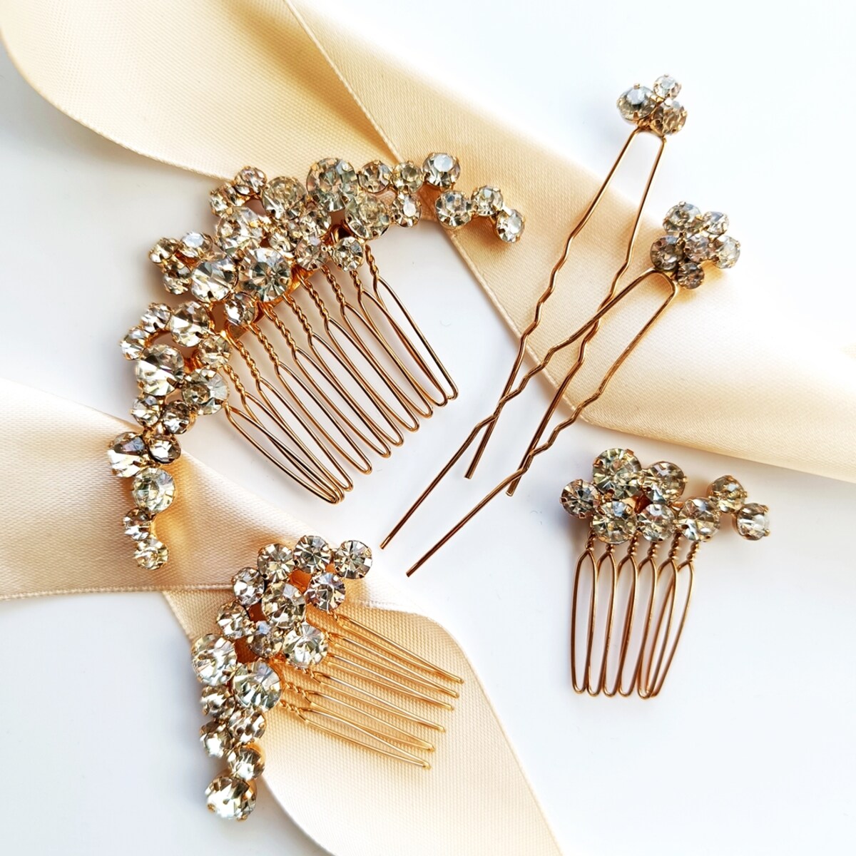 Złoty komplet ozdób do włosów z cyrkoniami eleganckie wsuwki grzebyki glam