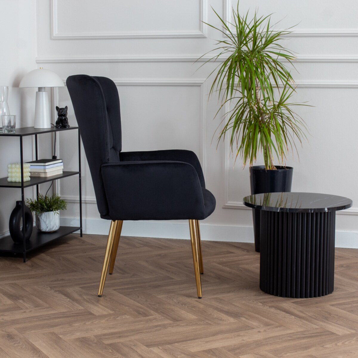 Fotel uszak do salonu wypoczynkowy welurowy tapicerowany czarny złote nogi