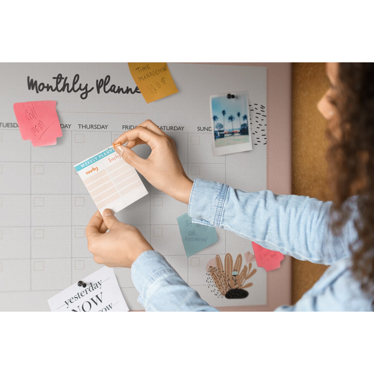 Tablica korkowa Planer miesięczny 120x80cm - drewniane pinezki