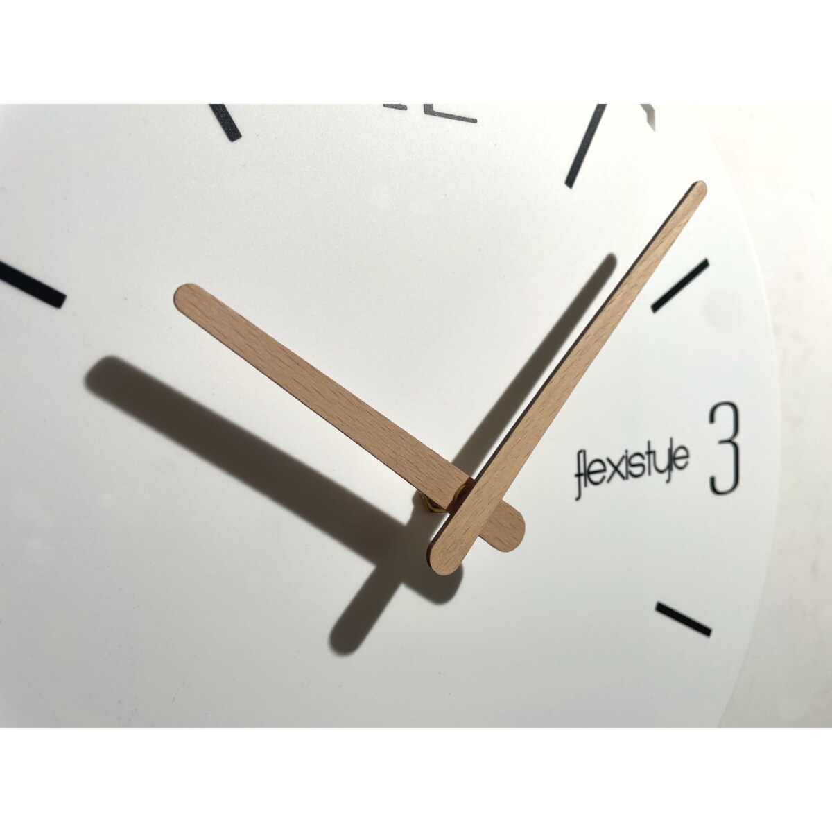 Drewniany zegar ścienny z wahadłem Naturale biały