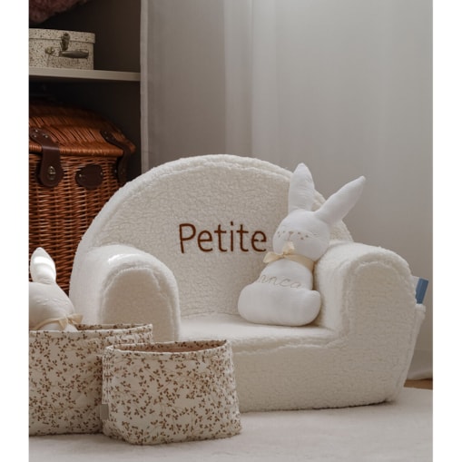 Futrzany fotelik dla dziecka z haftowanym imieniem biały