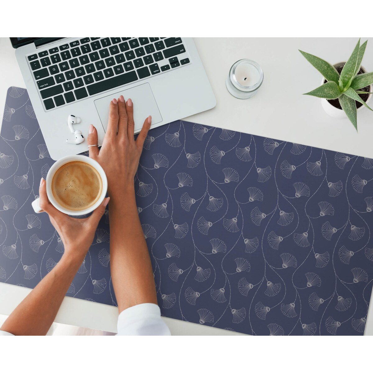 Granatowa mata na biurko Delikatne wachlarze, 100x50 cm