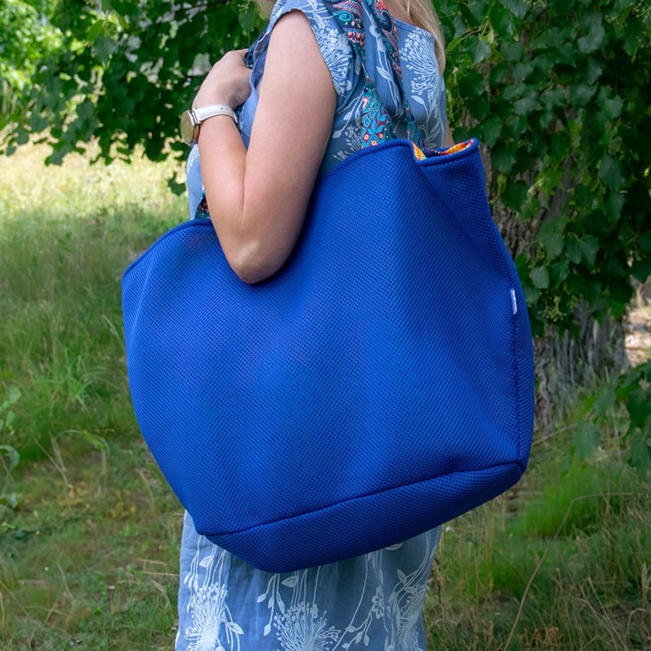 Torba na zakupy owalne dno 72X40 niebieska wnętrze kolorowe kwiaty