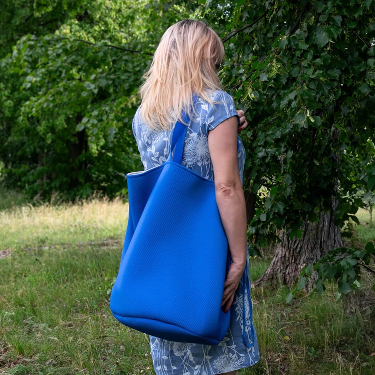 Torba na zakupy z okrągłym spodem, 58x48 jasnoniebieska środek srebrny