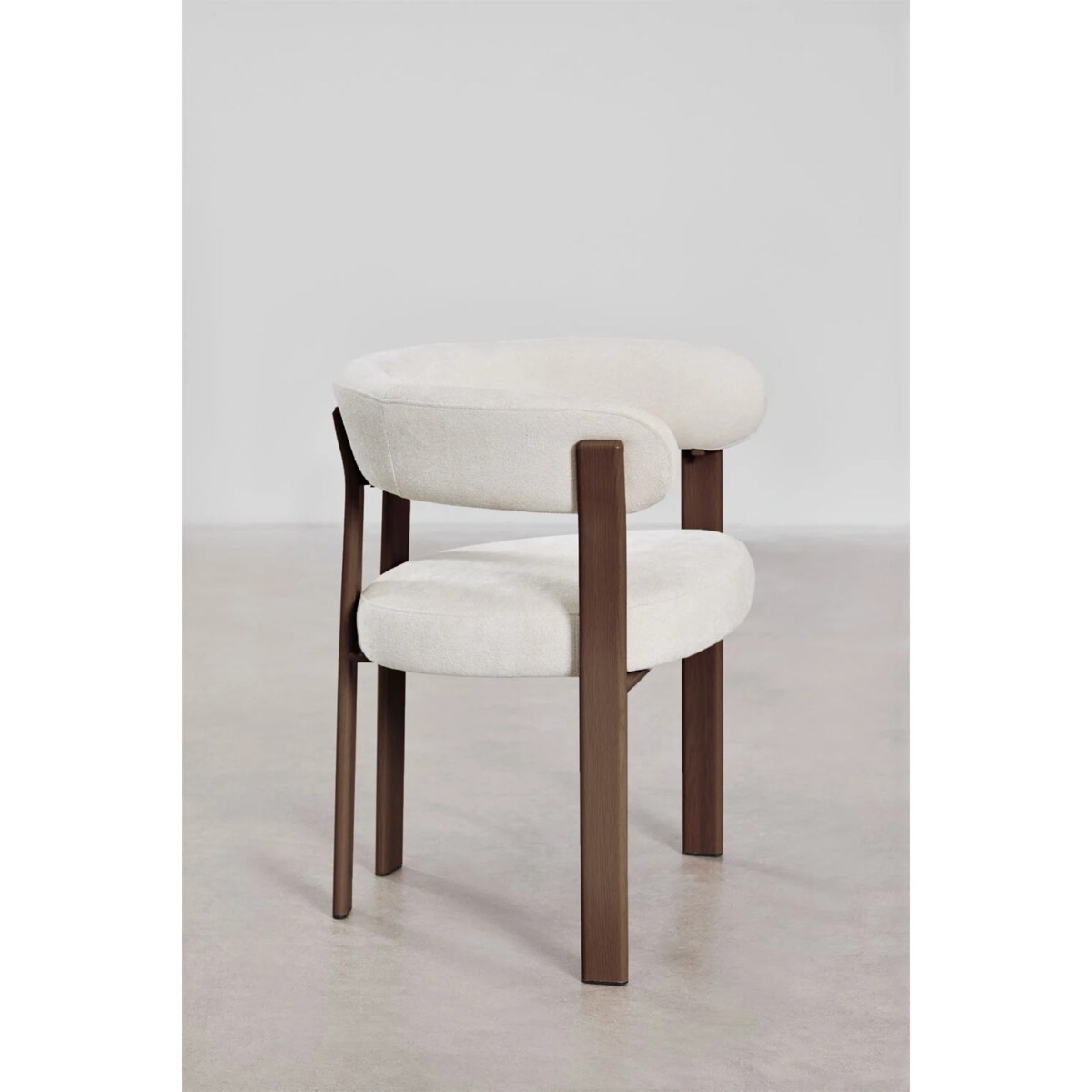 Krzesło z podłokietnikami tapicerowane Jolie, kremowo-beżowe, ciemne drewno