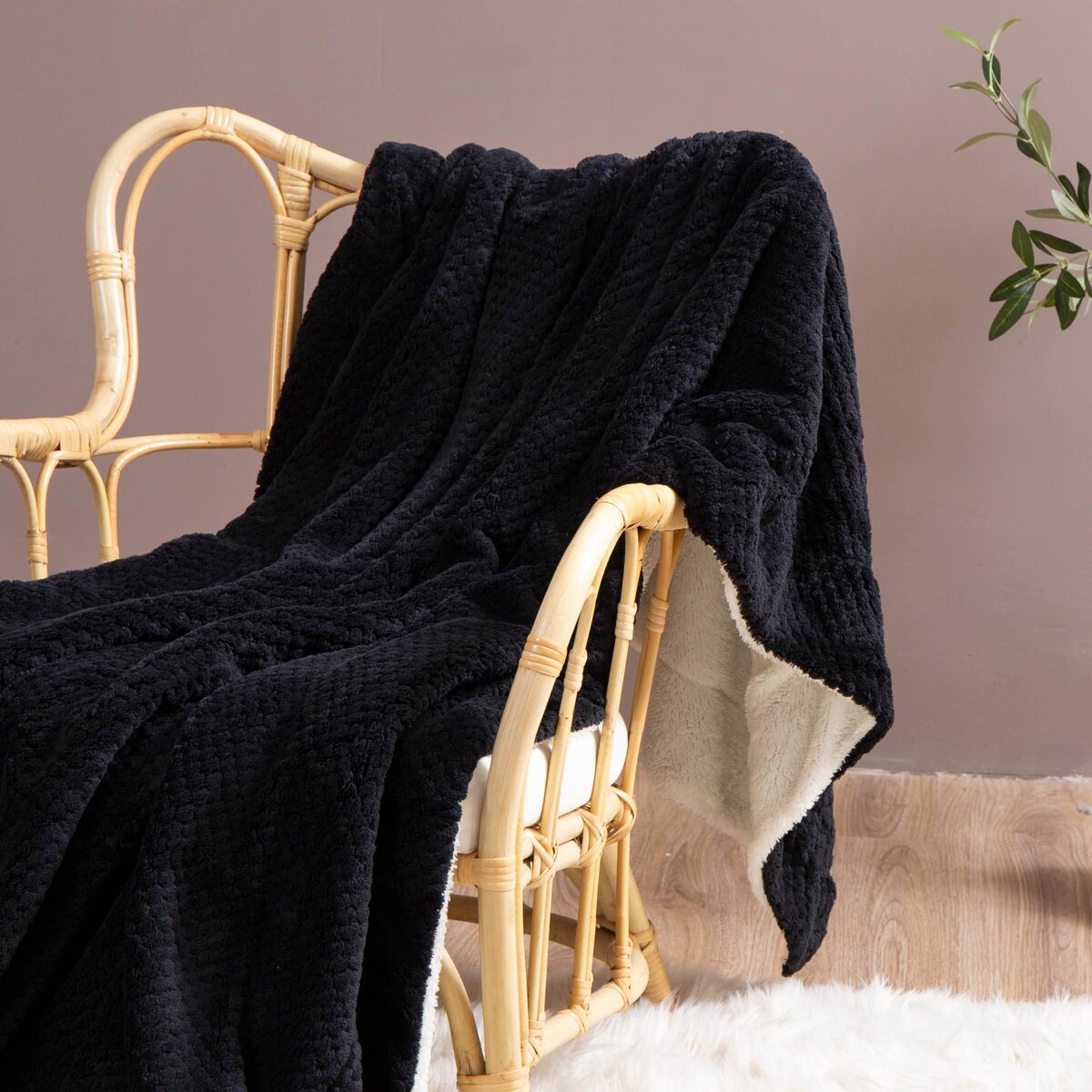 Czarny Koc Z Mikrofibry Baranek 150x200 Sherpa