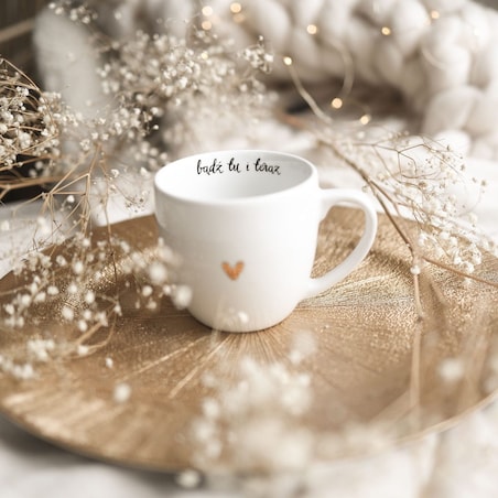 Biały kubek porcelanowy 300 ml - napis bądź tu i teraz ze złotym sercem dla miłośników uważności na urodziny