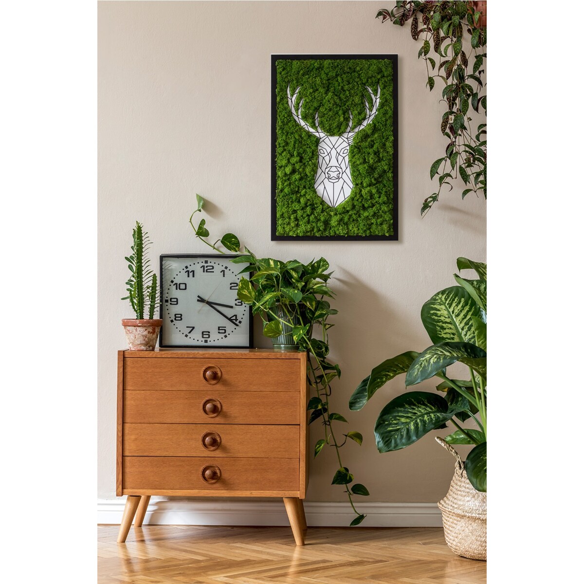 Obraz Geometryczny jeleń - mech chrobotek w czarnej ramie 40x60cm