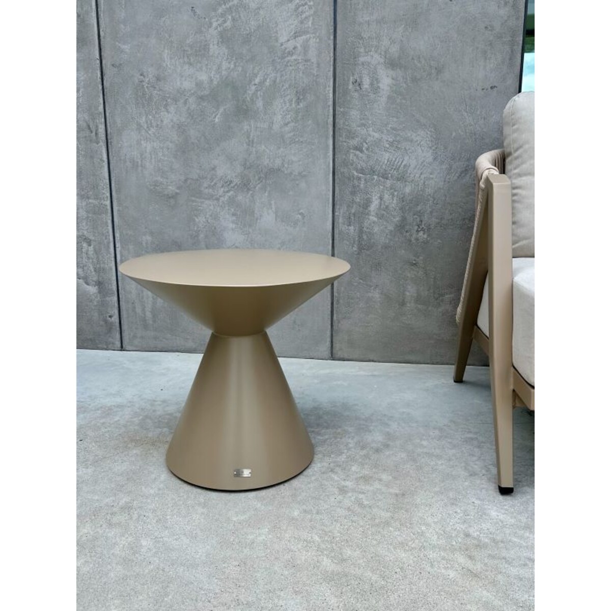 ALUMINIOWY STOLIK MATTEO SZAMPAŃSKI