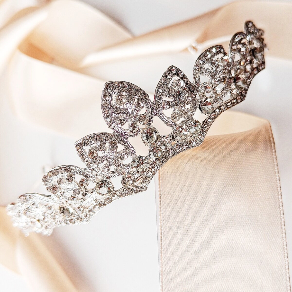 Srebrna korona z cyrkoniami elegancka