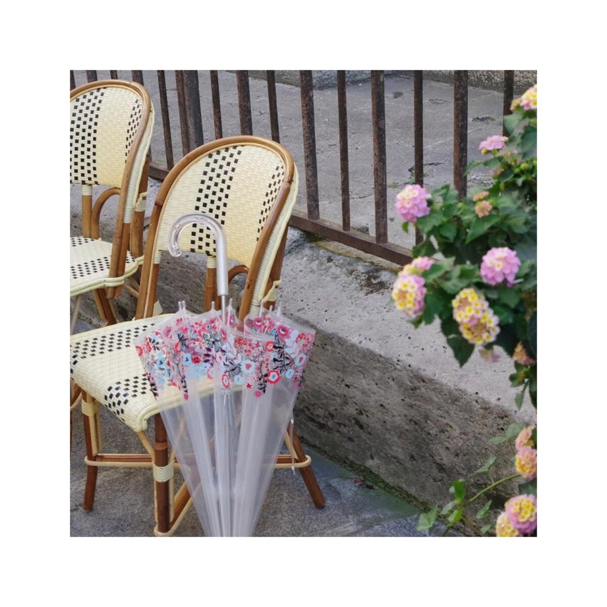 Długi parasol przezroczysty kopuła, kwiaty