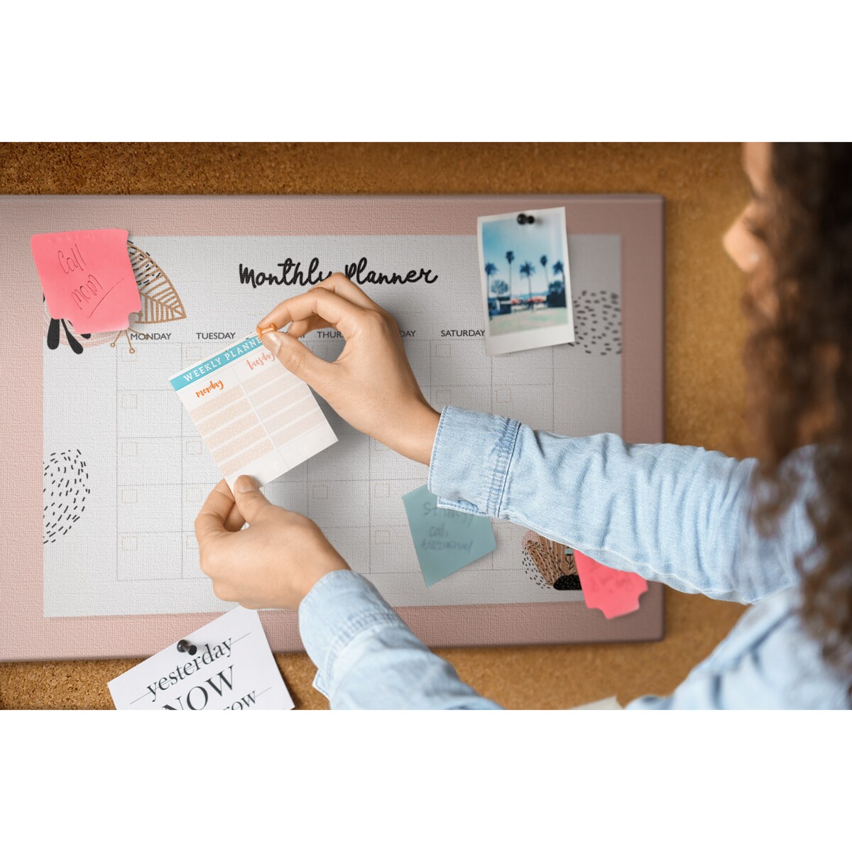 Tablica korkowa Planer miesięczny 60x40cm - drewniane pinezki