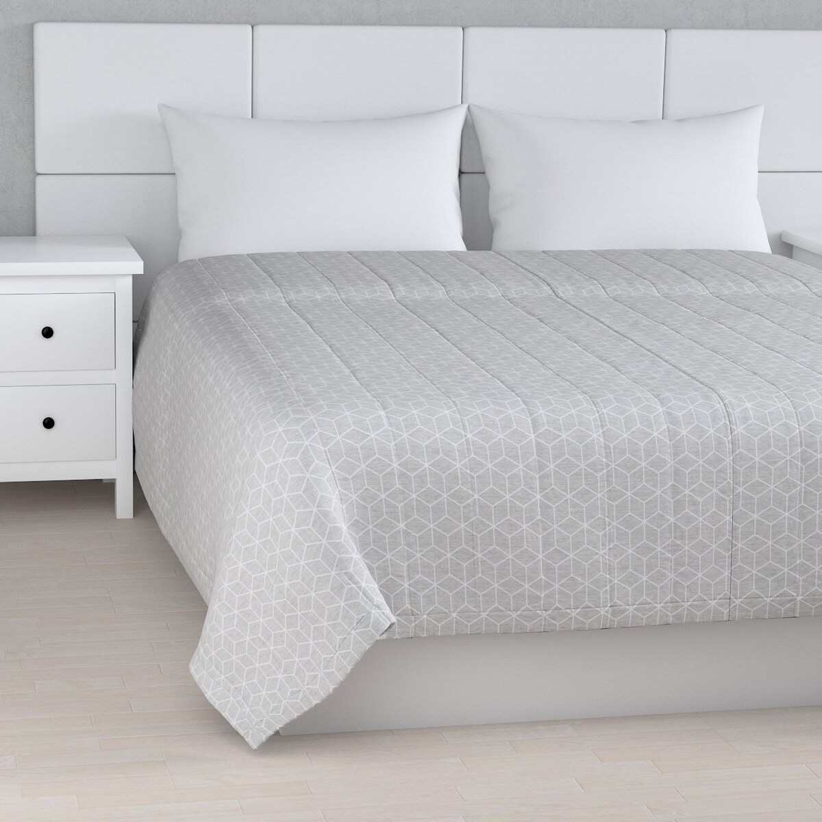 Narzuta pikowana w pasy 130x210 wzór sześcianów na szarym tle