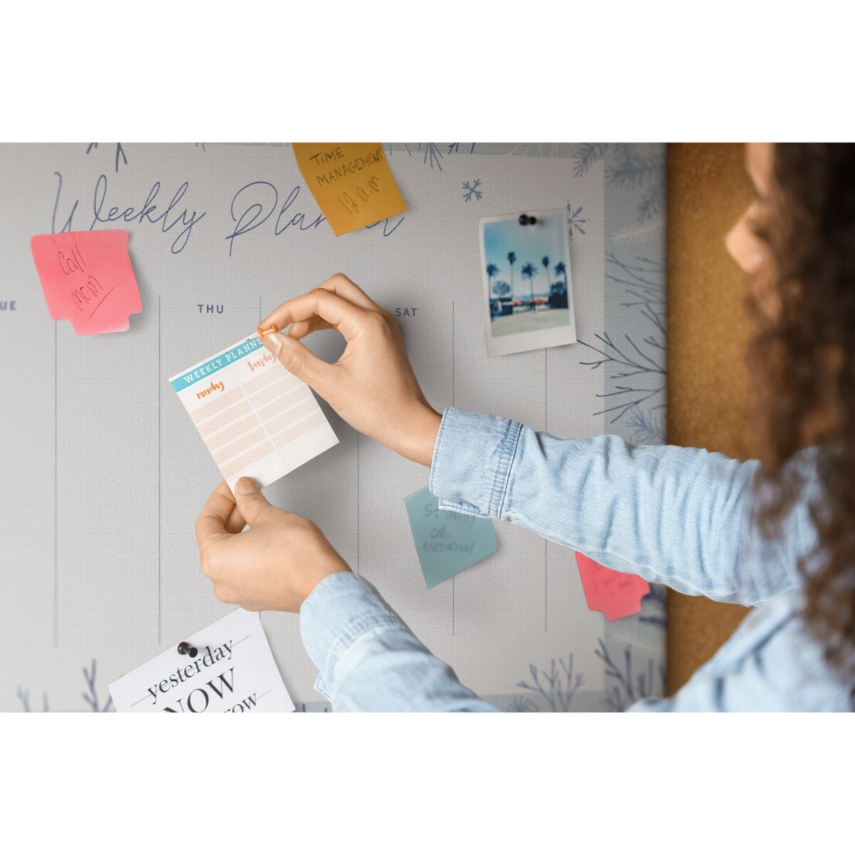 Tablica korkowa Planer tygodniowy 120x80cm - drewniane pinezki