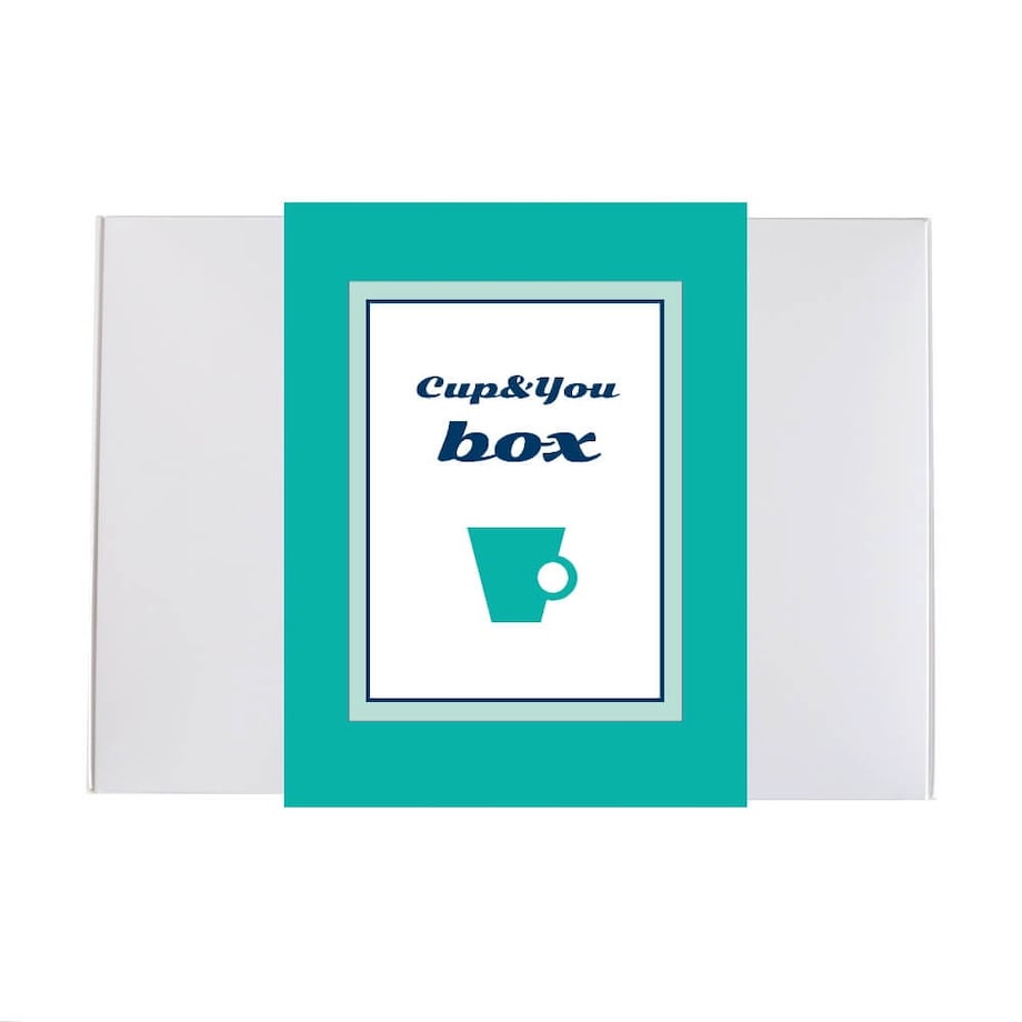 Zestaw prezentowy dla Niej. Box z kawą na Dzień Kobiet na prezent upominek. Zestaw 10 mielonych kaw smakowych, elegancka biała filiżanka ze spodkiem i czekoladowe serce z truskawkami