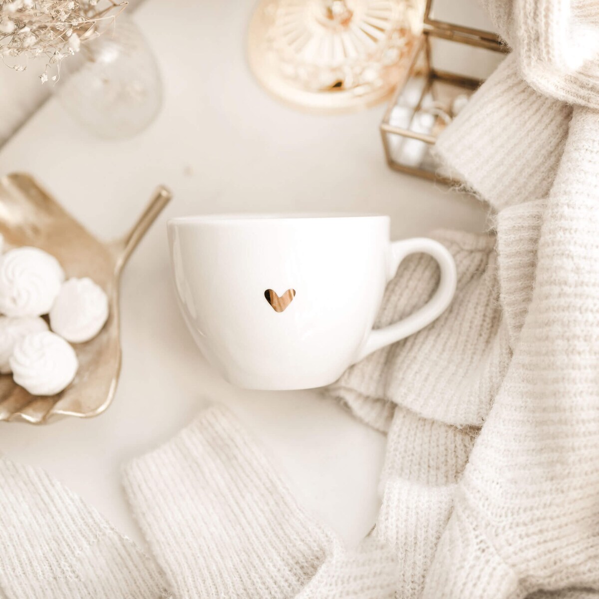 Biały kubek porcelanowy 500 ml - Motyw złotego serca na walentynki dla drugiej połówki