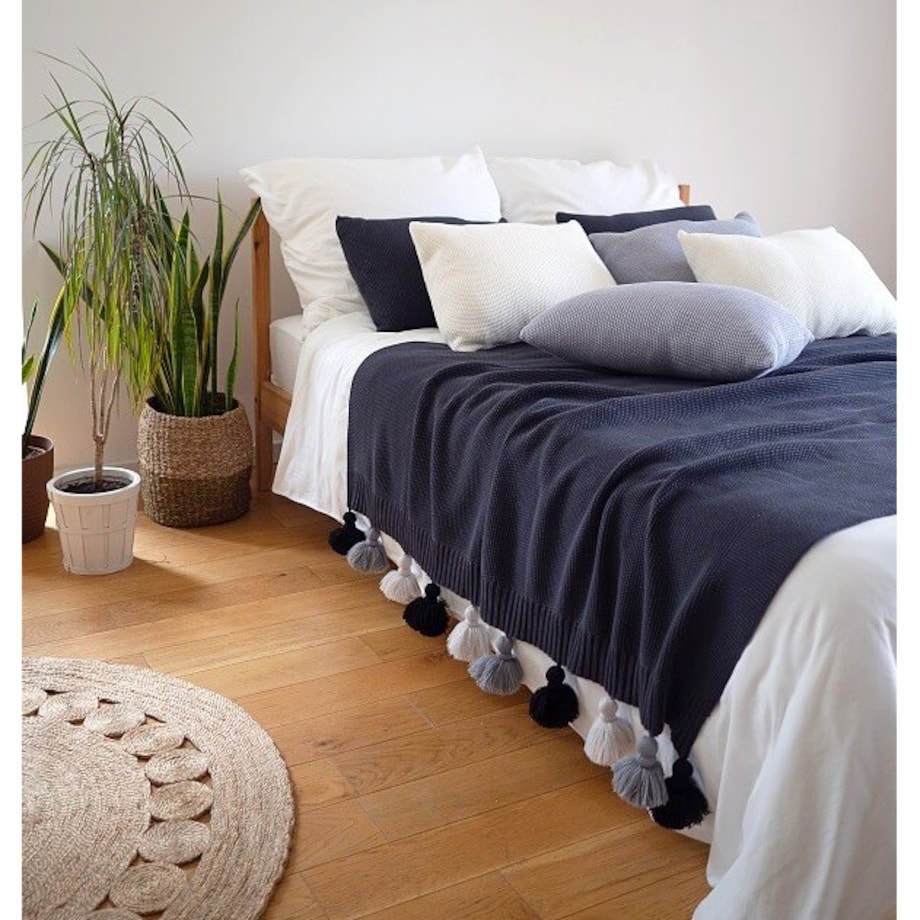 Narzuta z frędzlami grafitowa 155 x 240 cm