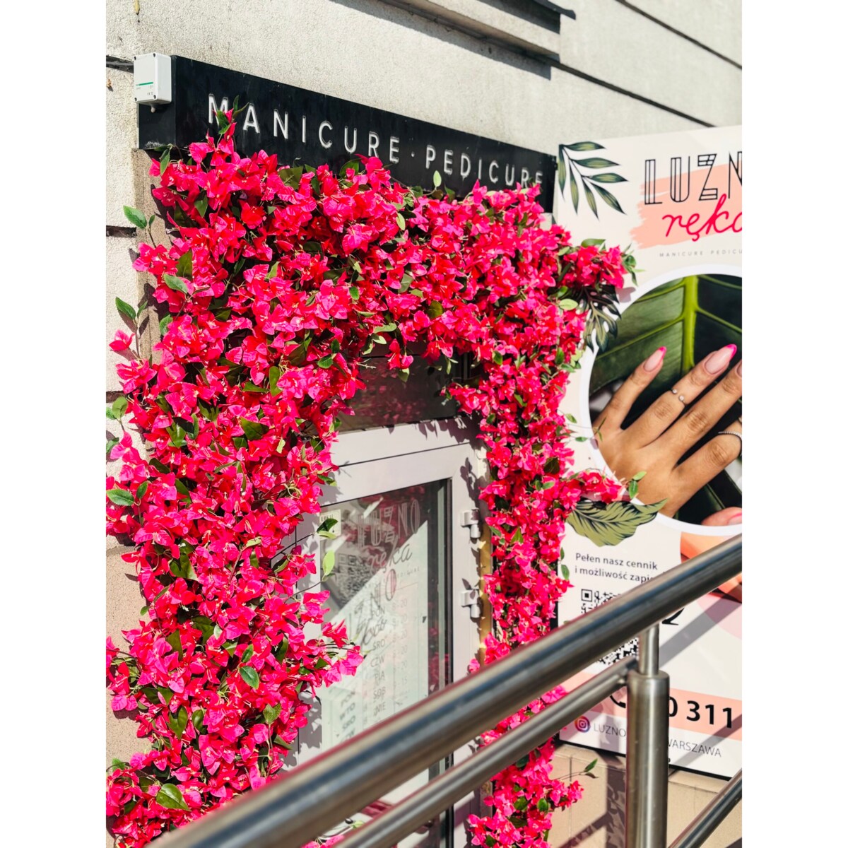 Instalacja fuksjowa z kwiatów bugenwilla w kształcie litery „u”