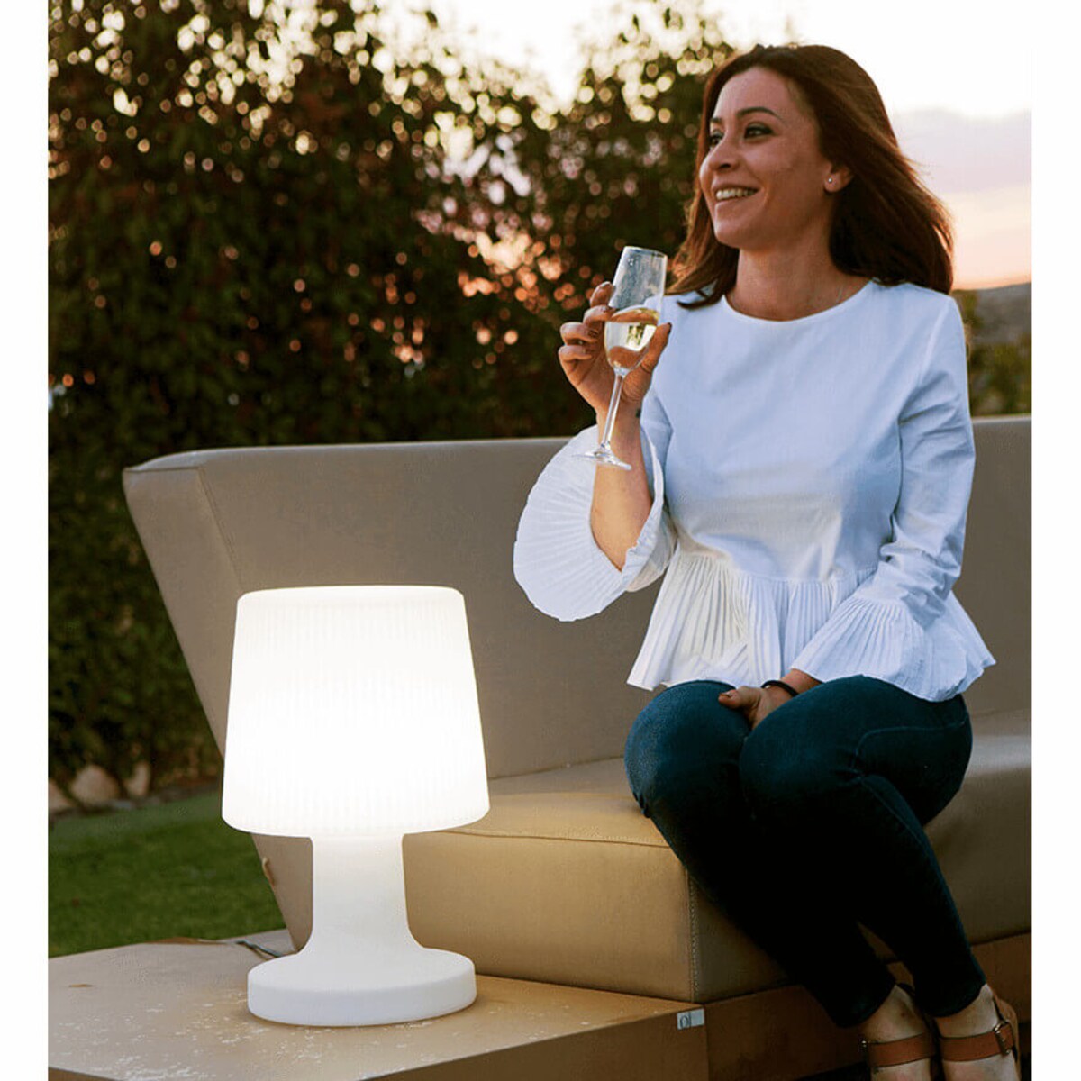 Klasyczna lampka stołowa zewnętrzna Carmen LUMCR045ICNW King Home LED 7W 2700K biała