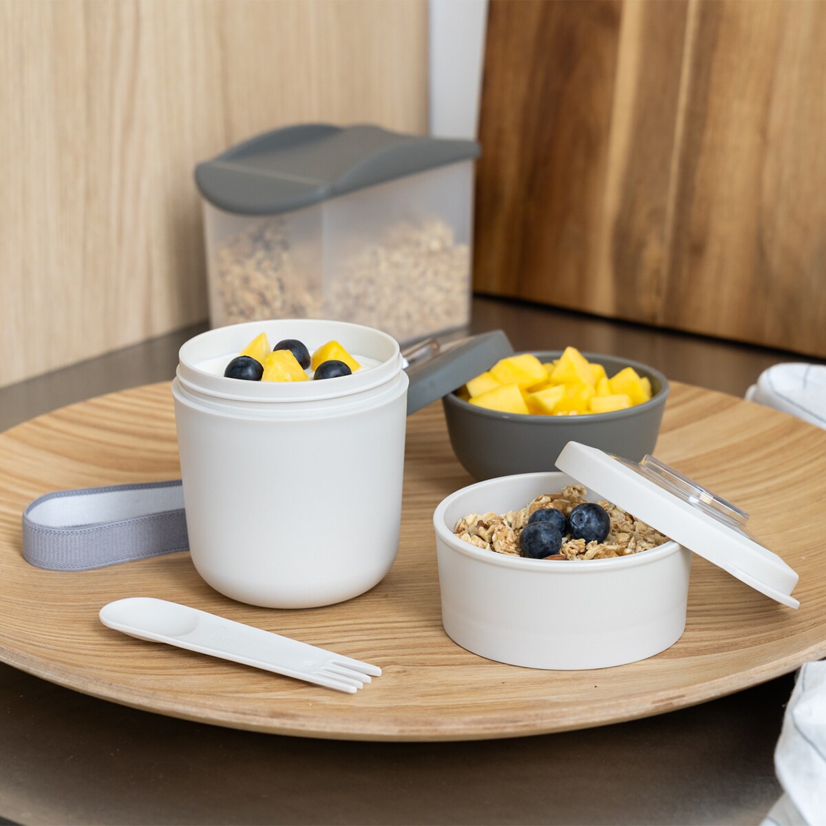 Amuse pojemnik na jogurt 2w1 ze sztućcem i gumką beżowy