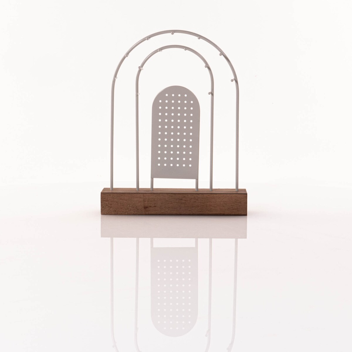 Metalowy stojak na biżuterię, drewniana podstawka, 18 x 4,5 cm