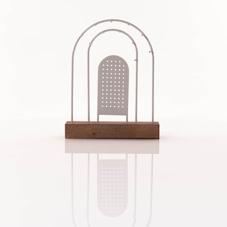 Metalowy stojak na biżuterię, drewniana podstawka, 18 x 4,5 cm