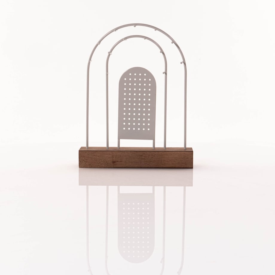 Metalowy stojak na biżuterię, drewniana podstawka, 18 x 4,5 cm