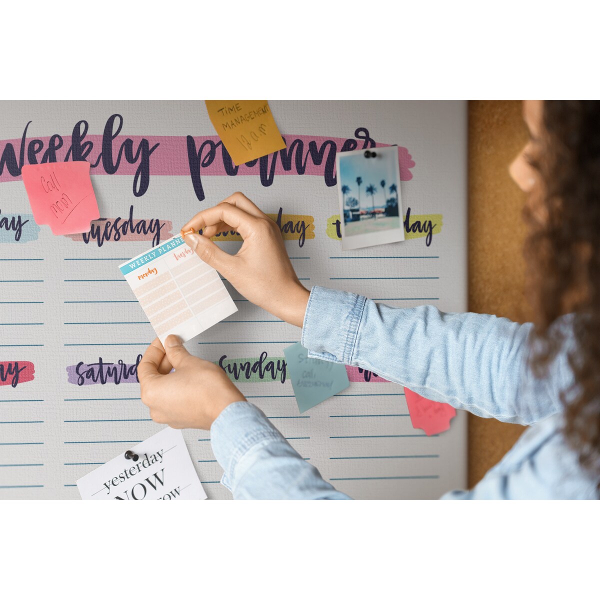 Tablica korkowa Planer tygodniowy 100x70cm - kolorowe pinezki