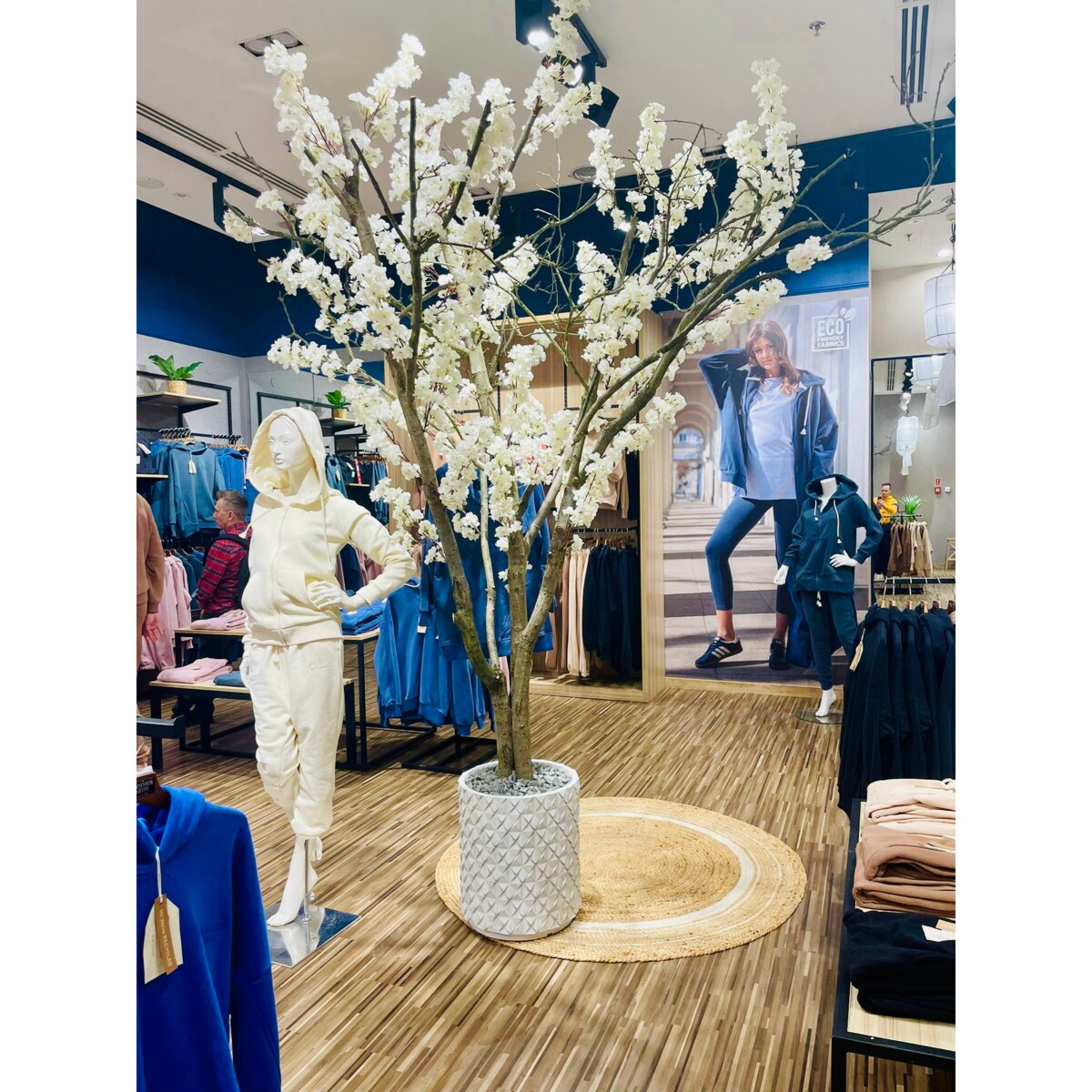 Drzewo kwitnącej jabłoni białej na naturalnym pniu 280 cm