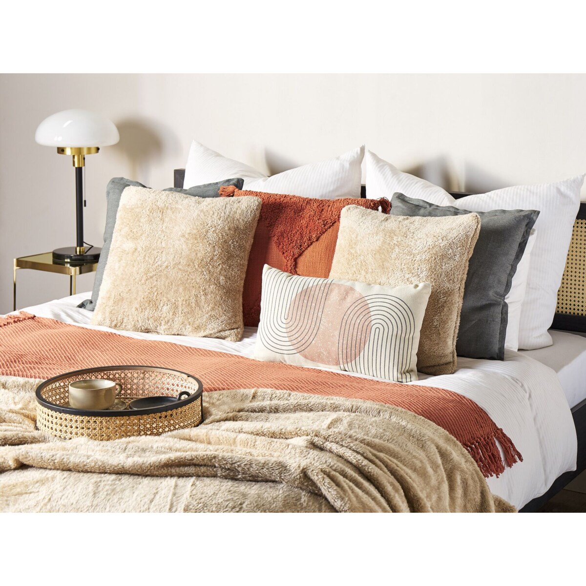 Poduszka dekoracyjna włochacz 45 x 45 cm beżowa PILEA