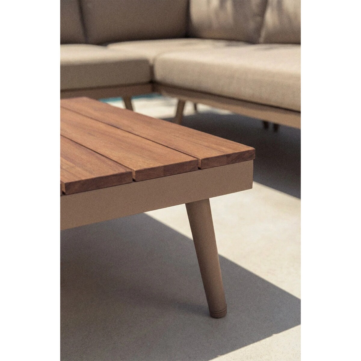 Zestaw ogrodowy: sofa narożna, stolik kawowy z aluminium i akacji, Kalen, mokka