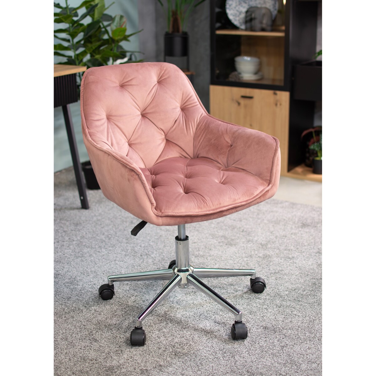 Fotel welurowy obrotowy LARGO różowy na srebrnej stopie