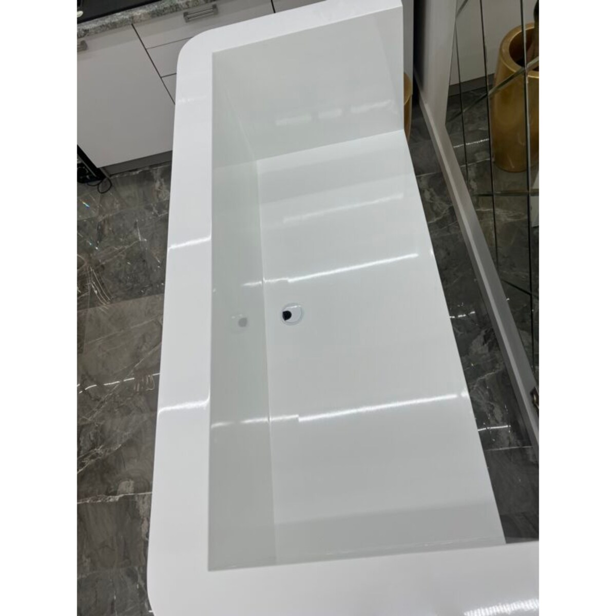 Nowoczesna biała złota lada sklepowa / recepcja Exclusive White 140x60x115 / do sklepu / do hotelu / do salonu
