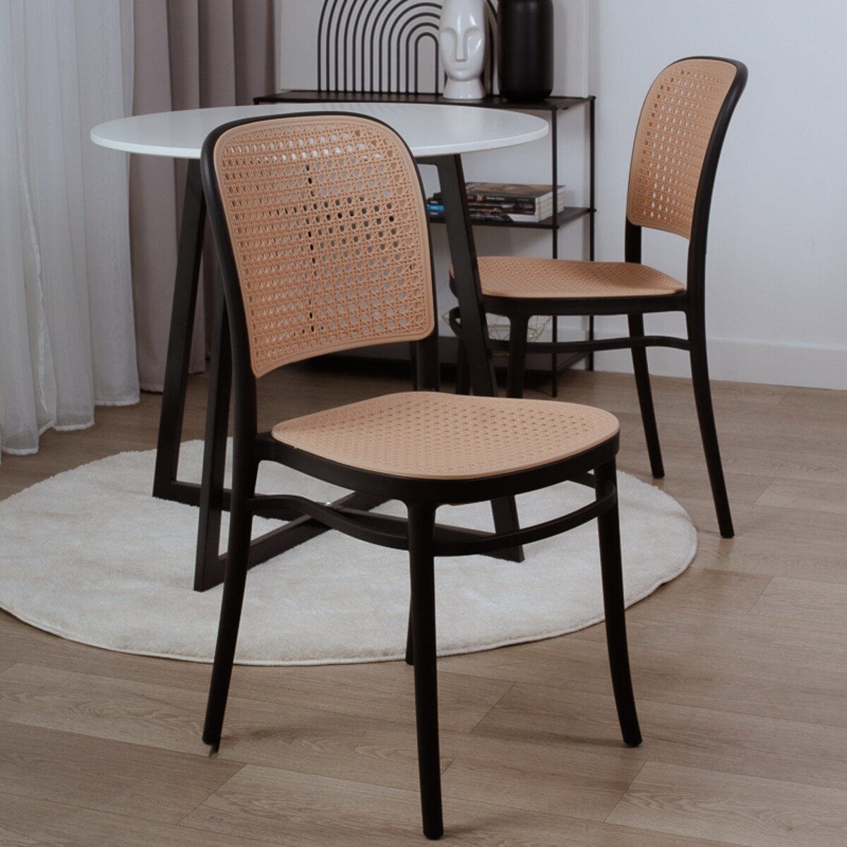 Krzesło plastikowe czarne plecione do salonu jadalni klasyczne z oparciem